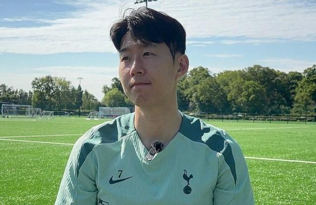 손흥민토트넘이 12일현지시간 유럽축구연맹UEFA 유로파리그UEL 결승을 앞두고 북런던 토트넘 홋스퍼 FC 트레이닝 그라운드에서 열린 미디어 오픈 데이에서 한국 취재진과 만나 인터뷰하고 있다 사진연합뉴스