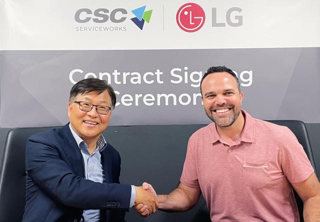 LG전자는 최근 북미 1위 세탁솔루션 기업 CSC 서비스웍스와 상업용 세탁기 공급계약을 체결했다 LG전자 미국법인 HS담당 김상용 전무왼쪽 CSC 로드리고 카스텔라노스 CEO가 계약 체결 후 악수하는 모습 사진LG전자