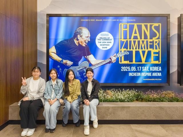 5월 15일 인스파이어 아레나에서 열린 ‘2025 한스 짐머 내한공연’에서 인스파이어가 초청한 인천 지역 음악 꿈나무들이 공연 관람 전 기념 촬영을 하고 있다 사진인스파이어