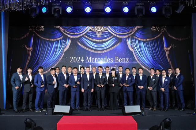 2024 메르세데스-벤츠 딜러 어워드에서 6개 부문 1위를 차지한 한성자동차 관계자들이 기념 촬영을 하고 있다사진한성자동차