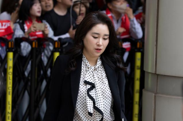 법정 향하는 김계리 변호사 서울연합뉴스 윤석열 전 대통령의 변호인단인 김계리 변호사가 19일 서울 서초구 중앙지방법원에서 열린 내란 우두머리 혐의 직권남용 권리행사방해 혐의 사건 4차 공판에 출석하기 위해 법정으로 향하고 있다 2025519 photoynacokr2025-05-19 103314 출처연합뉴스