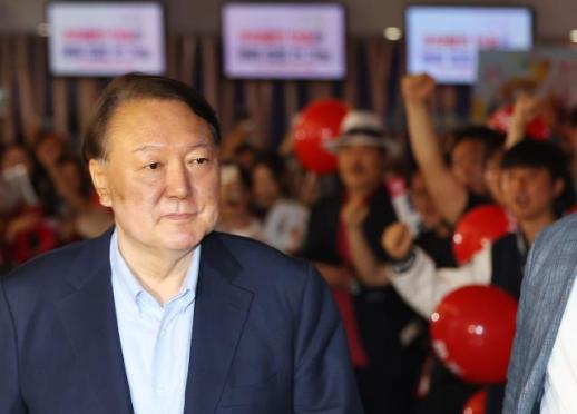尹, 대선 13일 전 부정 선거 의혹 영화 관람…전한길 동행