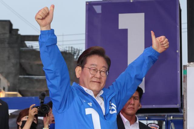이재명 더불어민주당 대선 후보가 지난 19일 서울 마포구 KTG 상상마당 앞에서 표심 잡기에 나섰다 사진연합뉴스