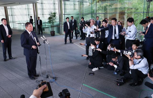 이시바 시게루 일본 총리가 21일 에토 다쿠 농림수산상의 사임을 재가한 후 기자회견을 하고 있다사진지지통신AFP연합뉴스