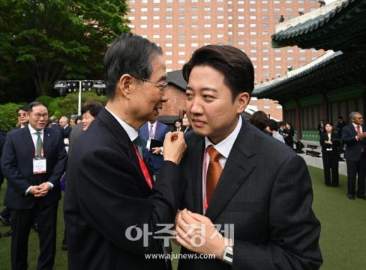 [포토] 아시안리더십콘퍼런스에서 대화 나누는 한덕수·이준석