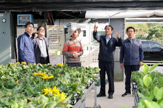 이동환 고양시장오른쪽 둘째이 원당동 화훼단지 스마트육묘장을 둘러보고 있다 사진고양시