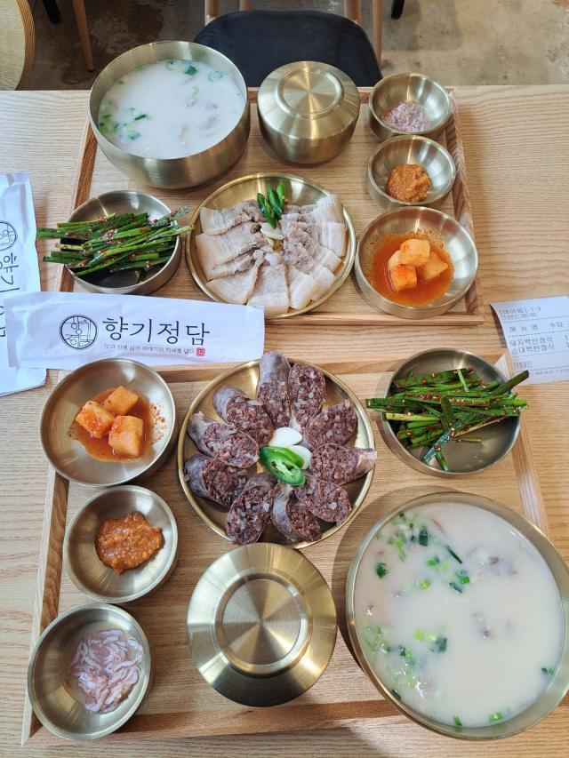 향기정담에서 어르신들이 자신있게 내놓은 메뉴인 돼지국밥 정식과 순대국밥정식 사진김규남 기자