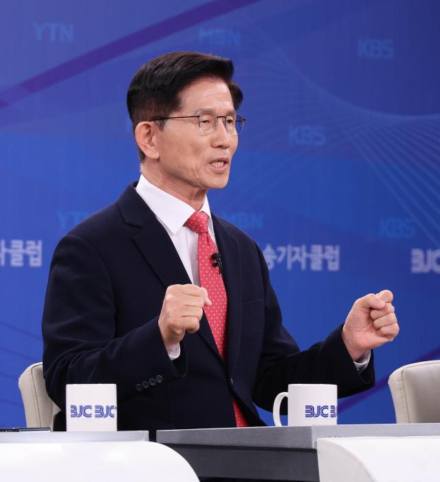 김문수 국민의힘 대선 후보가 경기 고양시 MBN 미디어센터에서 열린 한국방송기자클럽 대선 후보 초청 토론회에서 발언하고 있다 사진연합뉴스
