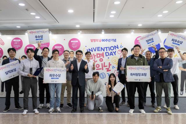 현대차·기아 ‘2025 발명의 날’ 행사에서 현대차·기아 RD본부 양희원 사장왼쪽에서 여섯번째과 수상자들이 기념 사진을 촬영하고 있다