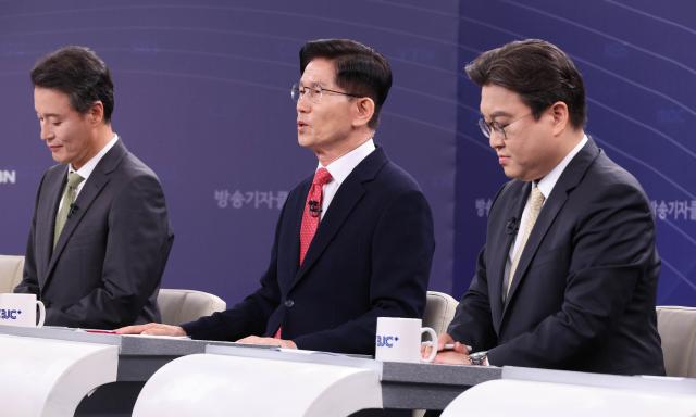 21일 김문수 국민의힘 대선 후보가운데가 경기 고양시 MBN 미디어센터에서 열린 한국방송기자클럽 대선 후보 초청 토론회에서 발언하고 있다 사진연합뉴스