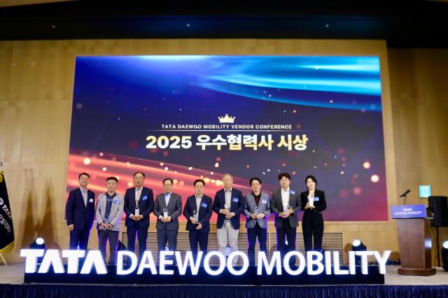 2025 협진회 정기총회 및 벤더컨퍼런스에서 우수협력사로 선정된 수상자들이 기념촬영을 하고 있다사진타타대우모빌리티