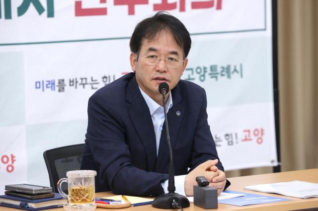 이동환 고양시장이 21일 백석별관 20층에서 간부회의를 주재하고 있다 사진고양시