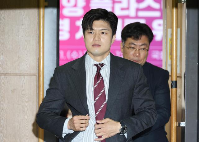 국민의힘 김용태 비상대책위원장이 21일 서울 여의도 국회 의원회관에서 열린 태평양 플라스틱 쓰레기 섬 친환경 처리를 위한 기술 포럼 행사를 마친 뒤 나오고 있다 사진연합뉴스
