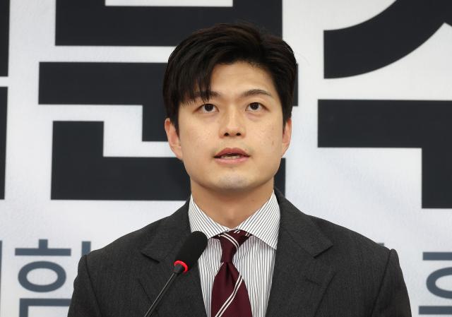 김용태 국민의힘 비상대책위원장이 21일 서울 여의도 국회에서 기자회견을 열고 김건희 여사와 관련한 문제 등과 관련해 발언하고 있다 사진연합뉴스