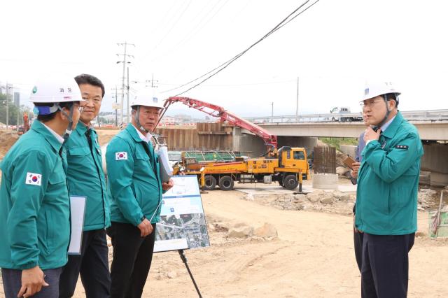 주낙영 경주시장이 2025 APEC 정상 회의를 앞두고 기반 시설 정비 사업 현장을 찾아 공사 추진 상황을 점검하고 있다 사진경주시