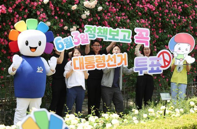 Tại một công viên ở thành phố Daegu nhân viên Ủy ban Quản lý Bầu cử kêu gọi cử tri tích cực tham gia vào các cuộc bỏ phiếu ẢnhYonhap News