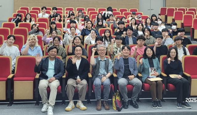 국립순천대학교는 지난 20일 학생회관 문화강당에서 애니메이션 ‘무녀도’ 상영회와 안재훈 감독 초청 관객과의 대화를 개최하고 기념촬영을 하고 있다사진순천대학교