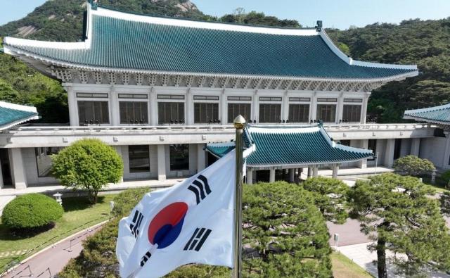 2023년 5월 9일 청와대 본관 앞에 게양된 태극기가 바람에 펄럭이고 있다 사진연합뉴스