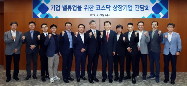 21일 정은보 한국거래소 이사장오른쪽 여섯번째이 밸류업 간담회에 참석한 코스닥 상장기업 임원들과 기념촬영을 하고 있다 사진한국거래소