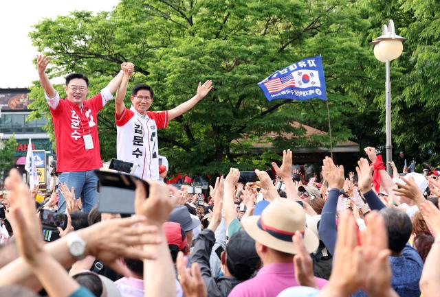 김문수 국민의힘 대선 후보가 21일 경기 동두천시 지행역 광장에서 유세를 하고 있다 사진연합뉴스