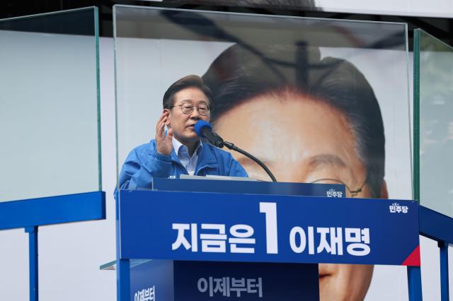 이재명 더불어민주당 대선 후보가 21일 인천광역시 부평역 북광장에서 열린 집중유세에서 시민들에게 지지를 호소하고 있다 사진연합뉴스