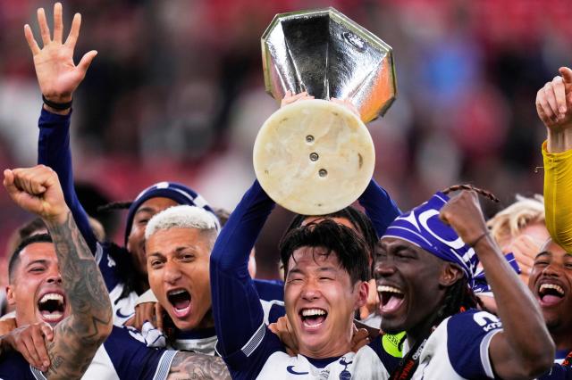 손흥민이 UEL 우승컵을 들어올렸다 사진로이터·AP·AFP·EPA·연합뉴스