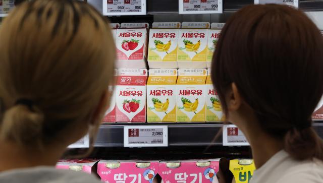 서울우유 54개 품목 평균 75 인상
서울연합뉴스 이진욱 기자 서울우유협동조합은 지난 1일부로 가공유와 발효유 등 54개 제품의 출고가를 평균 75 인상했다고 밝혔다 54개 품목 중 가공유가 23개이고 치즈류가 18개 발효유 4개 생크림과 주스류 각 3개 버터 2개 연유 1개다 사진은 2일 서울 한 대형마트에 진열된 서울우유 가공유 모습 202552
cityboyynacokr2025-05-02 143524
저작권자 ⓒ ㈜연합뉴스 무단 전재 재배포 금지 AI 학습 및 활용 금지저작권자 ⓒ ㈜연합뉴스 무단 전재 재배포 금지 AI 학습 및 활용 금지