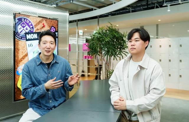 카카오스타일의 소성운 AI 검색 총괄리더좌와 윤대희 DS팀 팀장우이 최근 경기도 판교 카카오스타일 사무실에서 아주경제 기자와 만나 인터뷰하고 있다 사진AWS코리아