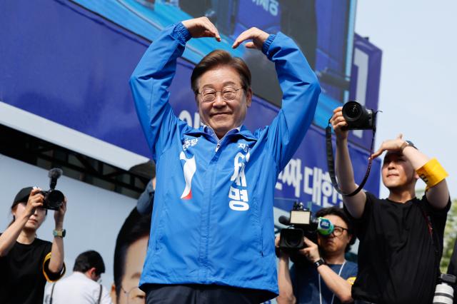 이재명 더불어민주당 대선 후보가 21일 인천광역시 부평역 북광장에서 열린 집중유세에서 하트를 만들고 있다 사진연한뉴스