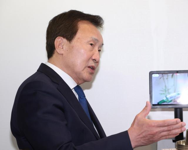 손학규 전 바른미래당 대표가 5일 서울 종로구 한 식당에서 열린 무소속 한덕수 대선 예비후보와의 만찬 회동에서 발언하고 있다 사진연합뉴스