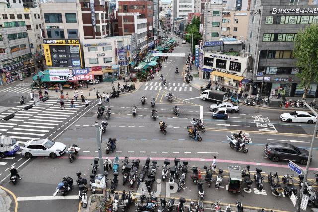 PHOTOS: Inside high-speed delivery culture of Dongdaemun fashion district