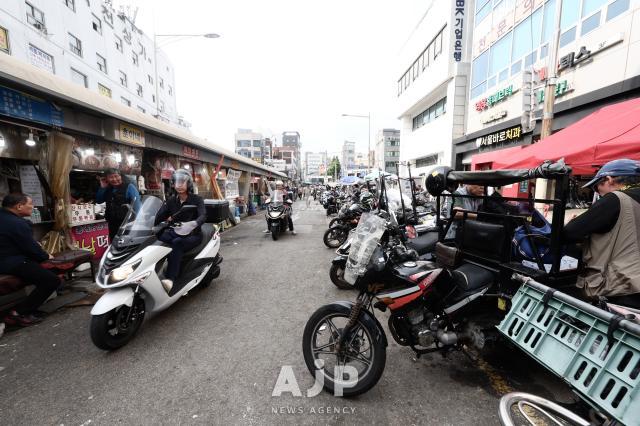 Motorcycles near Dongdaemun Shopping Complex AJP Han Jun-gu