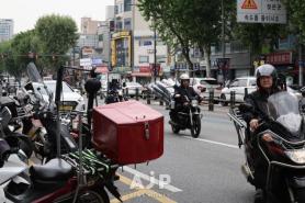 PHOTOS: Inside high-speed delivery culture of Dongdaemun fashion district