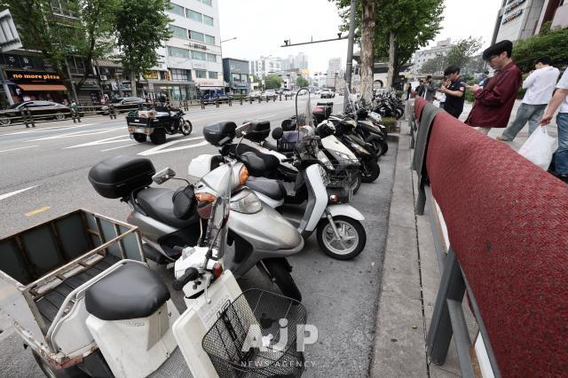 Motorcycles near Dongdaemun Shopping Complex AJP Han Jun-gu