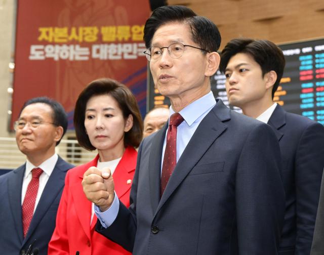 김문수 국민의힘 대선후보가 22일 서울 여의도 한국거래소에서 열린 중앙선거대책위원회 현장 회의를 마친 뒤 주식시황이 표시되는 홍보관을 둘러보고 있다 사진연합뉴스