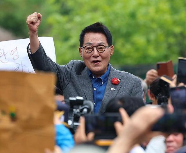 박지원 더불어민주당 공동선거대책위원장이 지난 11일 전남 화순군 화순읍에서 열린 남도문화벨트 골목골목 경청투어에 참석해 이재명 대선 후보 지지 연설을 하고 있다 사진연합뉴스