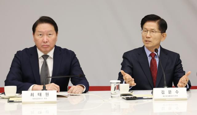 김문수 국민의힘 대선 후보가 22일 서울 중구 대한상공회의소에서 열린 경제 5단체장 간담회에서 인사말을 하고 있다 사진연합뉴스