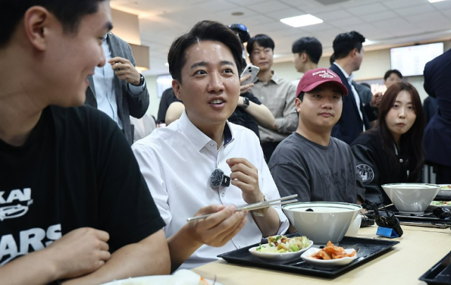 이준석 개혁신당 대선 후보가 22일 학식먹자 이준석 행사가 열린 인천 미추홀구 인하대학교에서 학생들과 점심을 먹으며 대화를 나누고 있다 사진연합뉴스