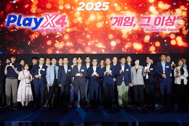 21일 오전 킨텍스 1전시장에서 열린 2025 플레이엑스포PlayX4에서 김동연 경기도지사와 참가자 전원이 기념촬영을 하고 있다 사진경기도