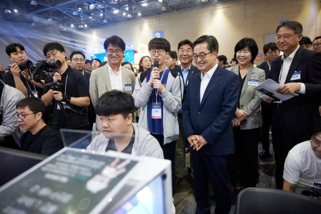 21일 오전 킨텍스 1전시장에서 열린 2025 플레이엑스포PlayX4에서 김동연 경기도지사 부스 라운딩을 하고 있다 사진경기도