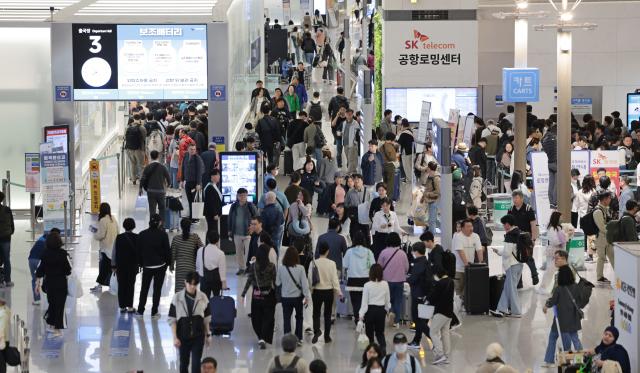 5월 황금연휴를 앞둔 1일 인천국제공항 제1여객터미널 출국장이 승객들로 북적이고 있다 202551 사진연합뉴스