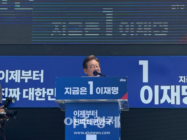 이재명 더불어민주당 대선 후보가 22일 제주 동문 로터리에서 유세를 이어가고 있다사진송승현 기자