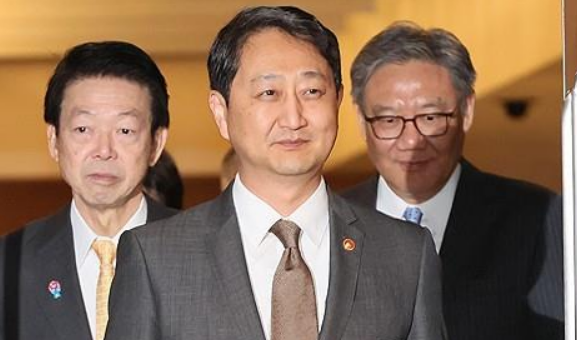 안덕근 산업통상자원부 장관가운데이 지난 3월 서울 중구 대한상공회의소에서 열린 제13차 한·일·중 경제통상장관회의에 무토 요지 일본 경제산업상왼쪽 왕원타오 중국 상무부장과 입장하고 있다 사진연합뉴스