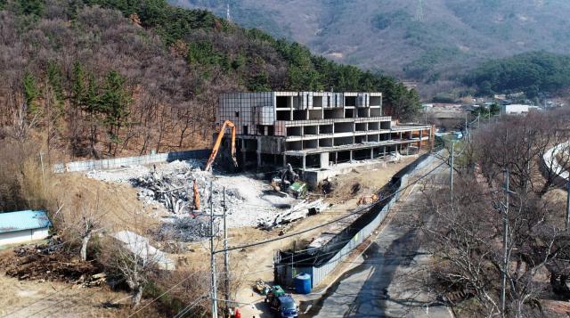 달성군이 약산온천호텔 철거작업을 시행하고 있다 사진대구달성군