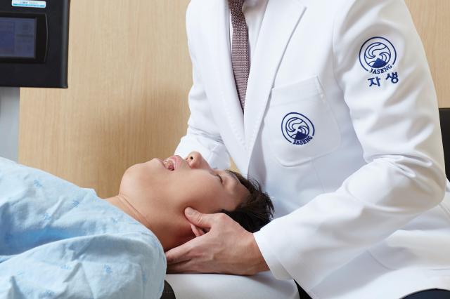 자생한방병원 의료진이 턱관절 추나요법을 시행하고 있다 사진자생한방병원