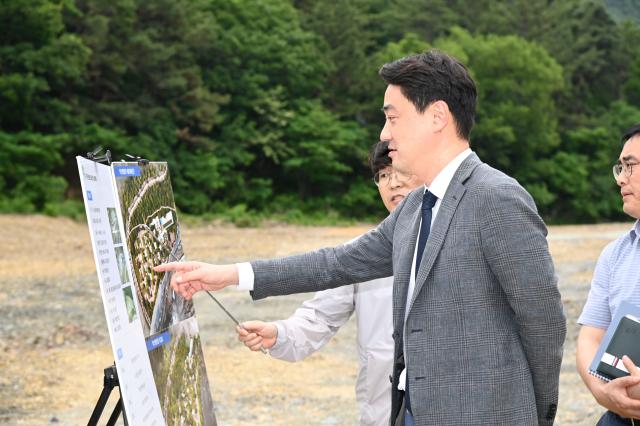 22일 최재훈 달성군수가 철거 완료된 약산온천 현장 방문 및 최종 점검 중이다 사진대구달성군