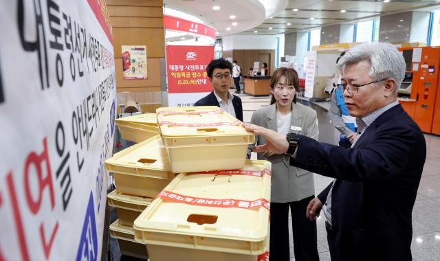 해근 우정사업본부장사진 오른쪽이 지난 21일 ‘제21대 대통령선거’ 선거우편물 특별소통 현장인 서울강남우체국을 찾아 현장을 점검하고 직원들을 격려했다 사진우정사업본부