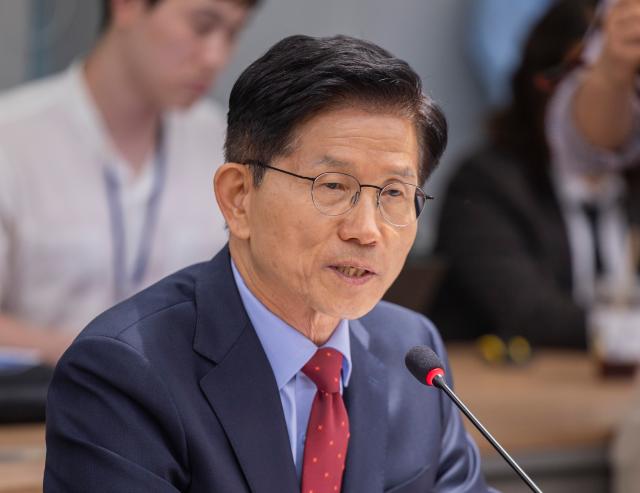 김문수 국민의힘 대선후보가 22일 서울 용산구 대한의사협회를 방문해 김택우 의사협회장을 비롯한 회장단과 가진 간담회에서 의정갈등 해소에 대한 입장을 설명하고 있다 사진연합뉴스