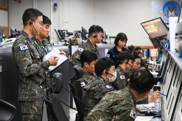 대한민국 공군 중앙방공통제소MCRC 무기운영팀이 항적분리 임무를 수행하고 있다 사진공군