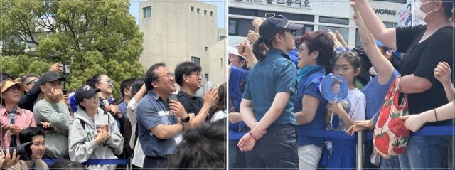이재명 더불어민주당 대선 후보의 책과 부채를 든 지지자들이 22일 제주 동문로터리에서 진행된 유세 현장에 참가하고 있다사진송승현 기자